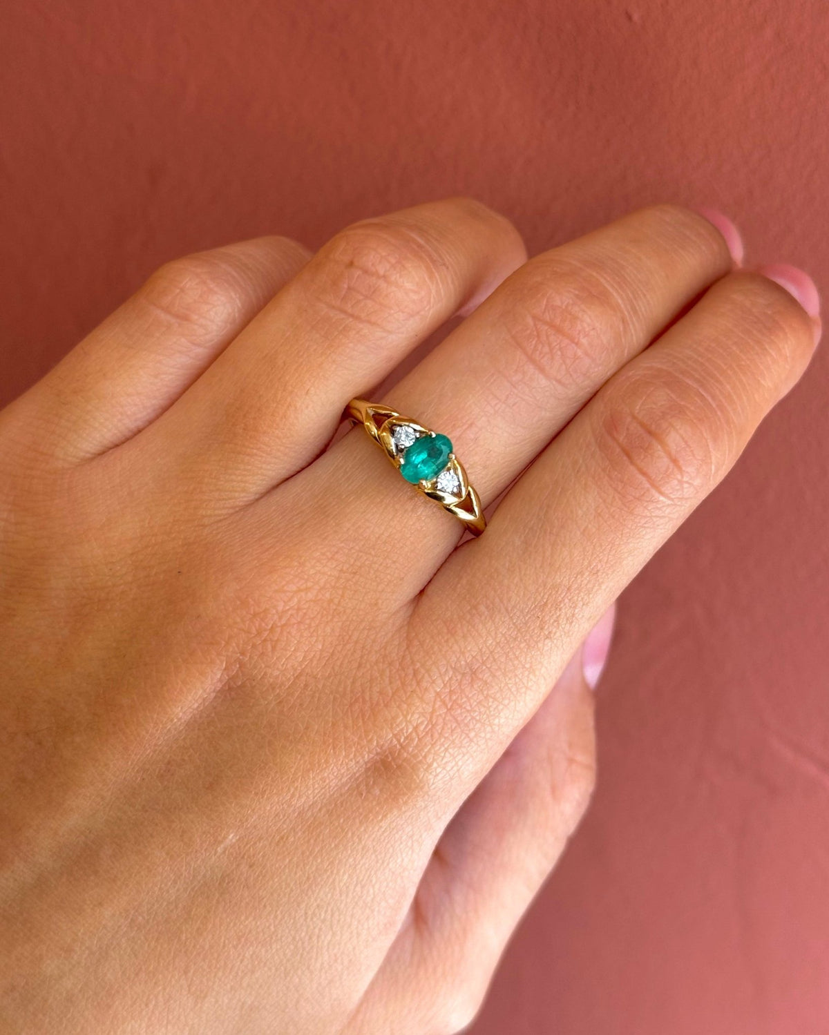 Bague Trilogie Émeraude 0.65 carat &amp; Diamants "Loriane" - Elliade Paris