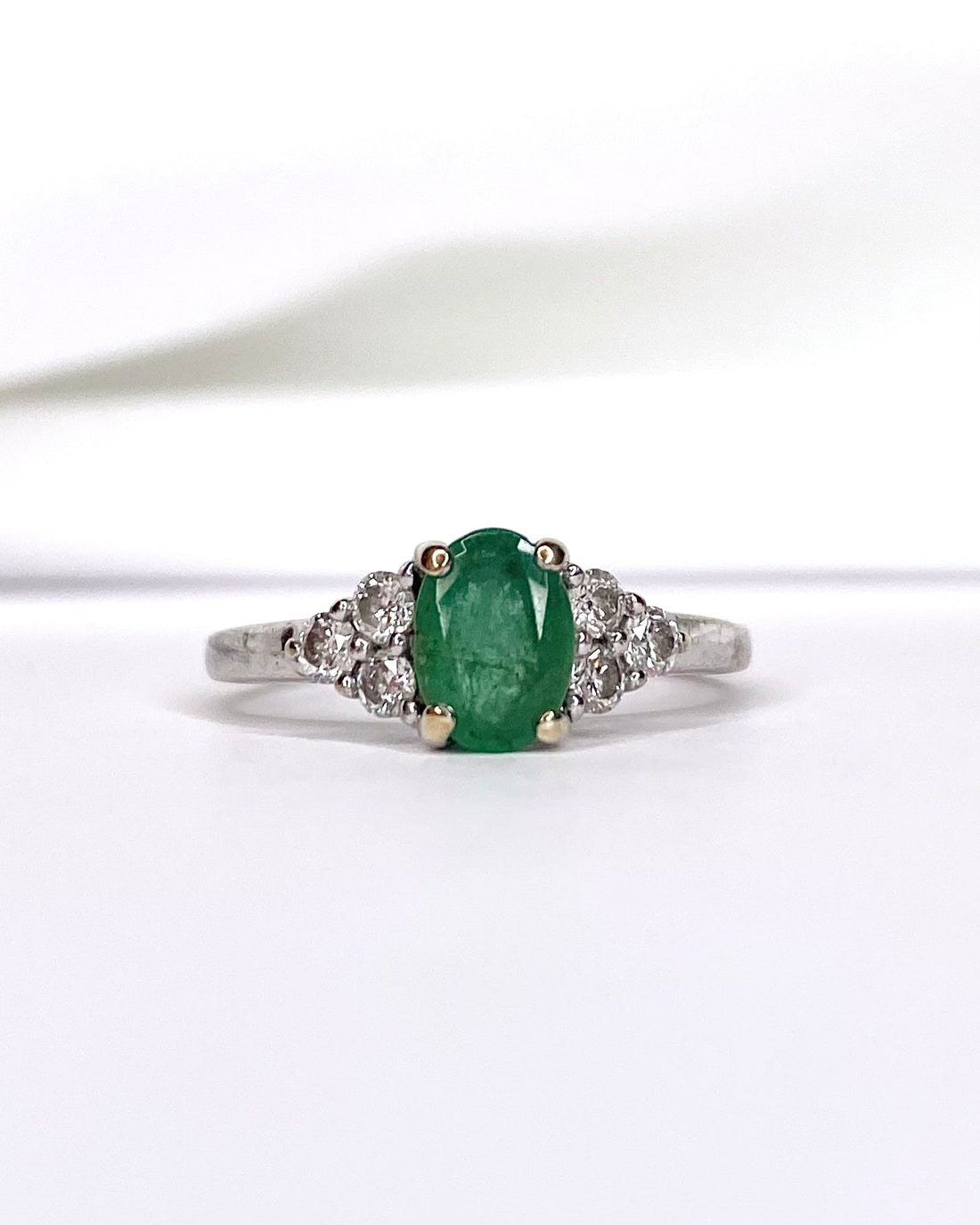 Bague Trilogie Émeraude 0.70 carat &amp; Diamants 0.35 carat "Hélène" - Elliade Paris