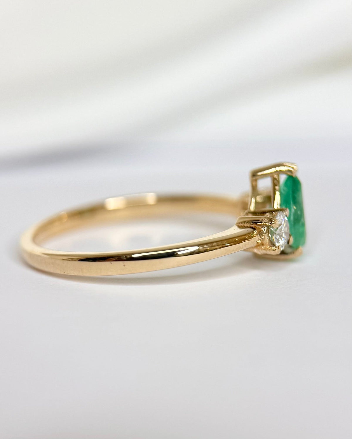 Bague Trilogie Émeraude 0.70 carat &amp; Diamants "Camille" - Elliade Paris