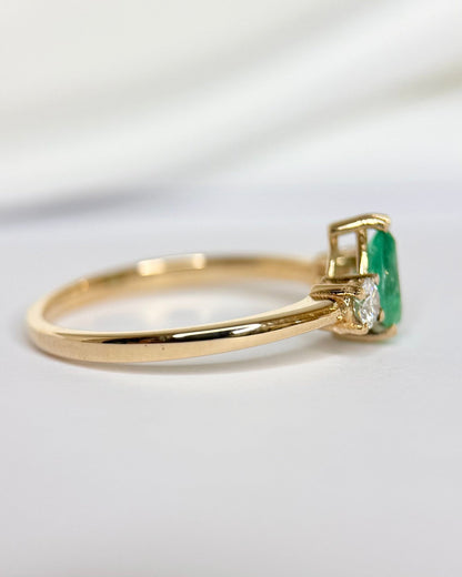Bague Trilogie Émeraude 0.70 carat &amp; Diamants "Camille" - Elliade Paris