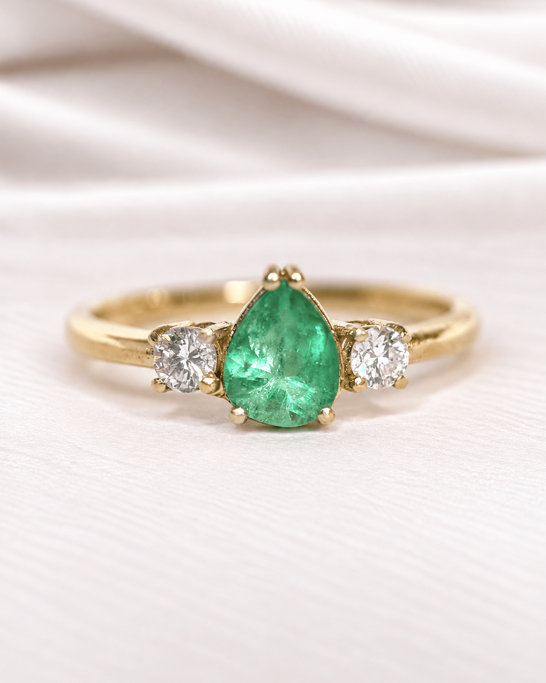Bague Trilogie Émeraude 0.70 carat &amp; Diamants "Camille" - Elliade Paris