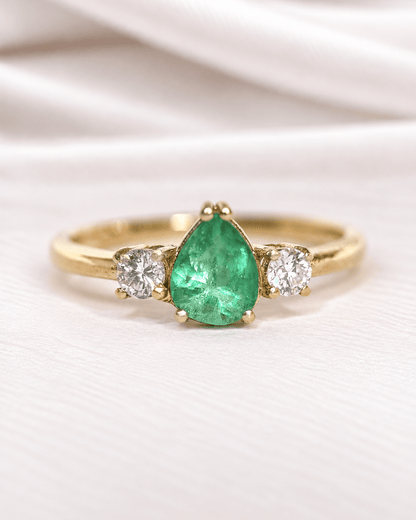 Bague Trilogie Émeraude 0.70 carat &amp; Diamants "Camille" - Elliade Paris
