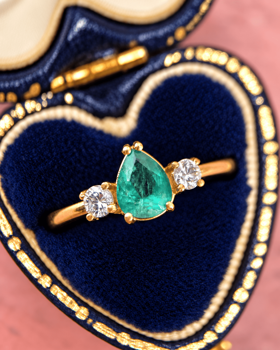 Bague Trilogie Émeraude 0.70 carat &amp; Diamants "Camille" - Elliade Paris