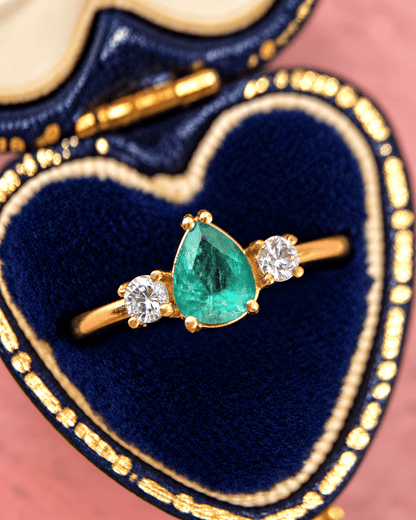 Bague Trilogie Émeraude 0.70 carat &amp; Diamants "Camille" - Elliade Paris