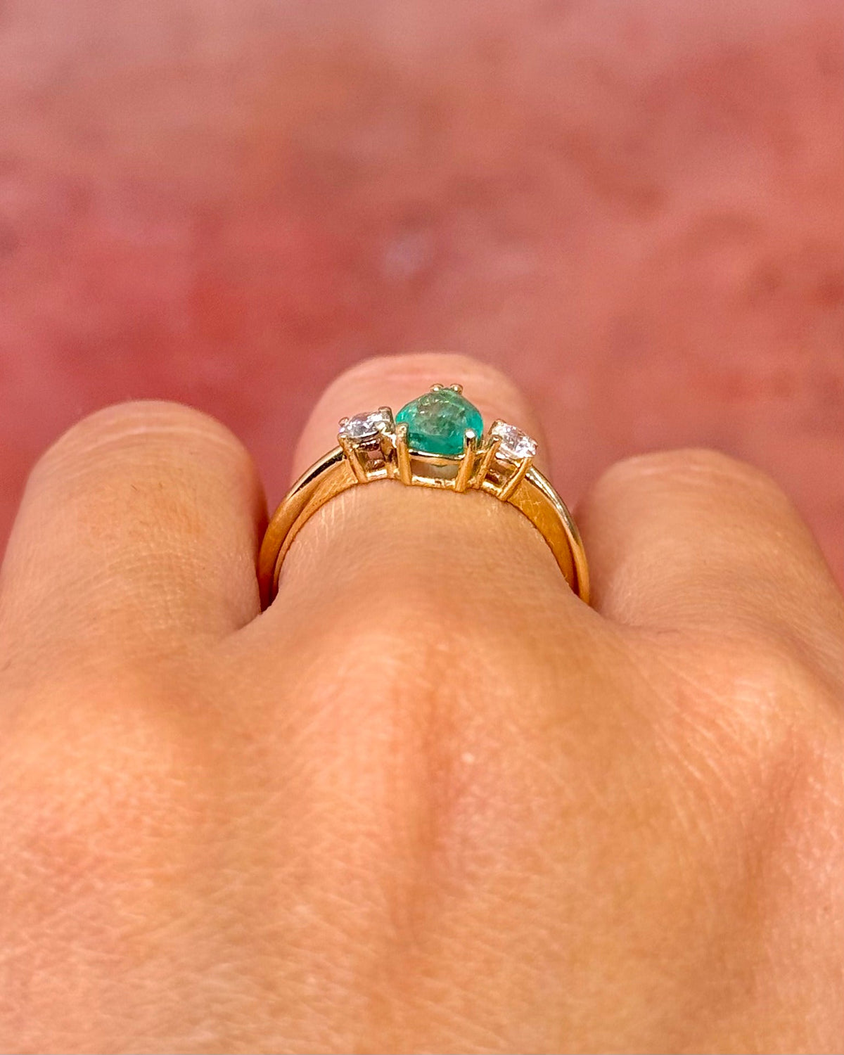 Bague Trilogie Émeraude 0.70 carat &amp; Diamants "Camille" - Elliade Paris