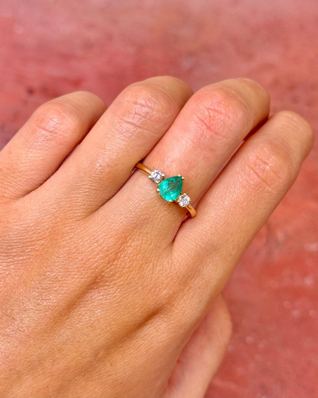 Bague Trilogie Émeraude 0.70 carat &amp; Diamants "Camille" - Elliade Paris