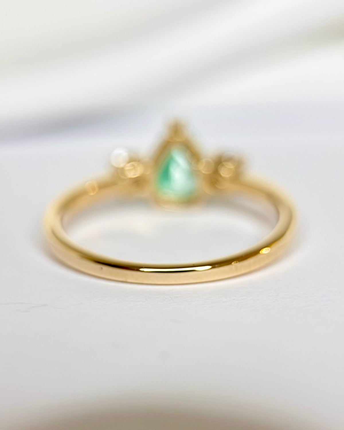 Bague Trilogie Émeraude 0.70 carat &amp; Diamants "Camille" - Elliade Paris