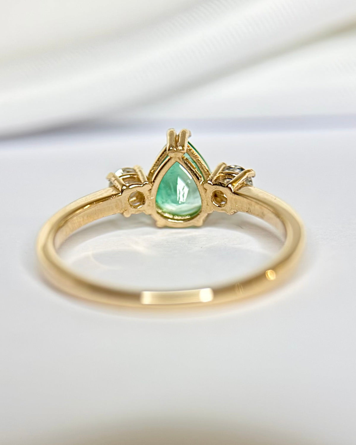 Bague Trilogie Émeraude 0.70 carat &amp; Diamants "Camille" - Elliade Paris