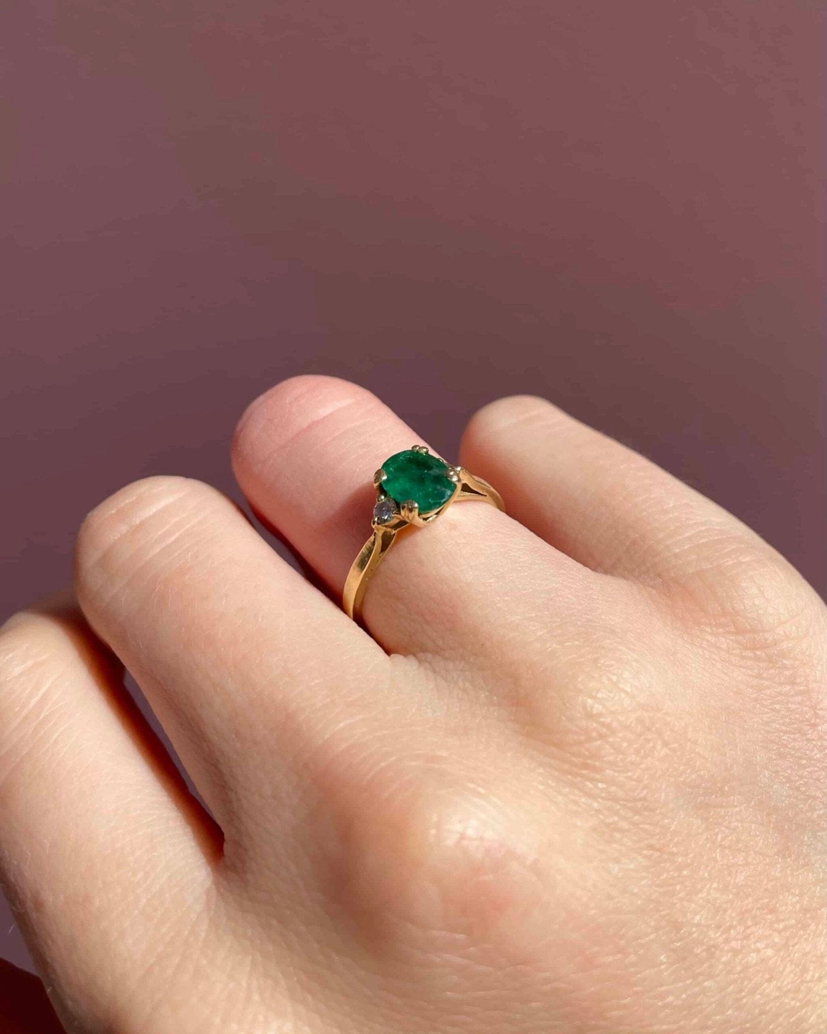 Bague Trilogie Émeraude 0.70 carat &amp; Diamants "Oliviana" - Elliade Paris