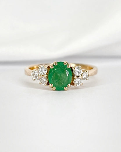 Bague Trilogie Émeraude 0.80 carat &amp; Diamants 0.24 carat "Carolina" - Elliade Paris