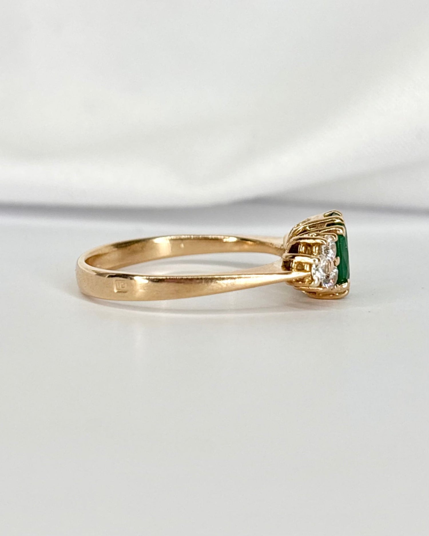 Bague Trilogie Émeraude 0.80 carat &amp; Diamants 0.24 carat "Carolina" - Elliade Paris