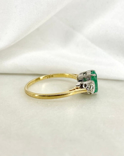 Bague Trilogie Émeraude 0.84 carat &amp; Diamants 0.30 carat &quot;Ivy&quot; - Elliade Paris