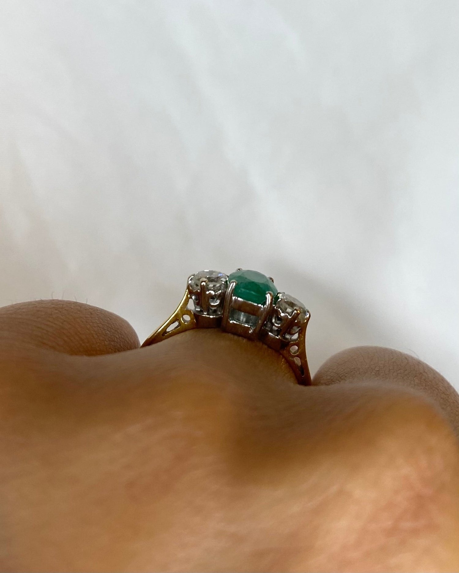 Bague Trilogie Émeraude 0.84 carat &amp; Diamants 0.30 carat &quot;Ivy&quot; - Elliade Paris