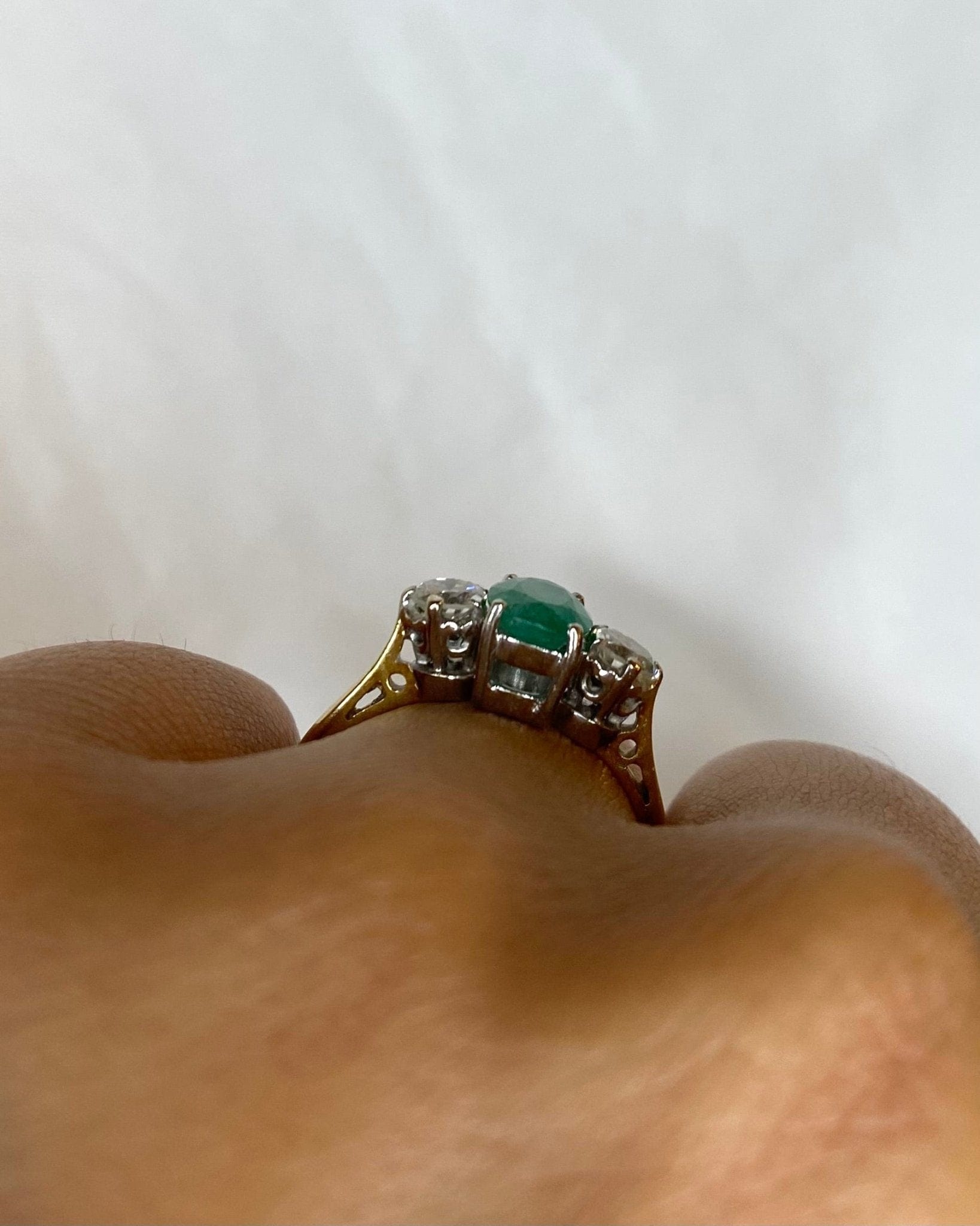 Bague Trilogie Émeraude 0.84 carat &amp; Diamants 0.30 carat "Ivy" - Elliade Paris