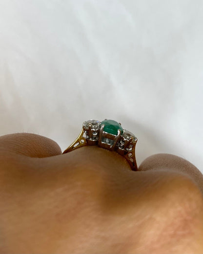 Bague Trilogie Émeraude 0.84 carat &amp; Diamants 0.30 carat &quot;Ivy&quot; - Elliade Paris