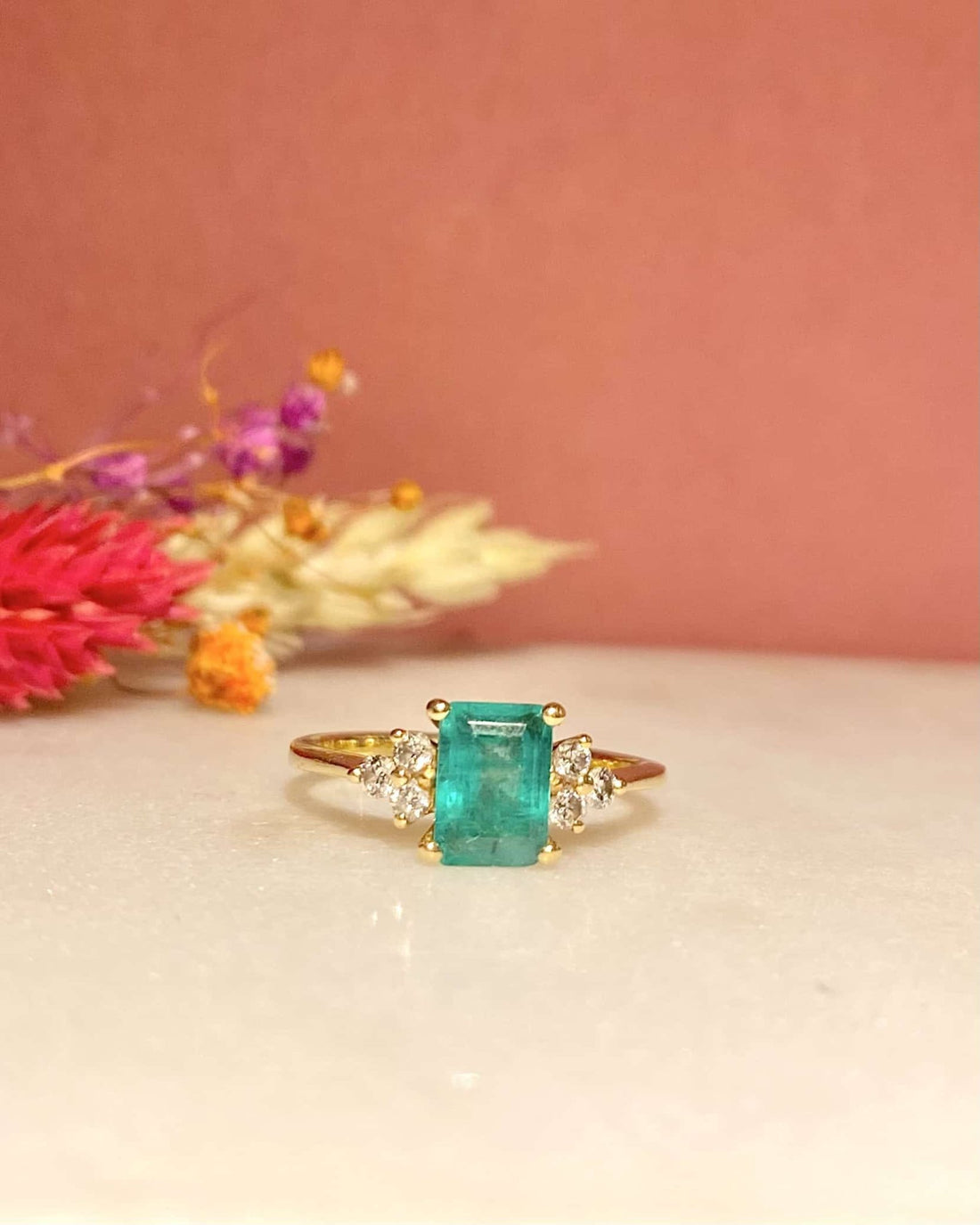 Bague Trilogie Emeraude 0.85 carat &amp; Diamants &quot;Aimee&quot; - Elliade Paris