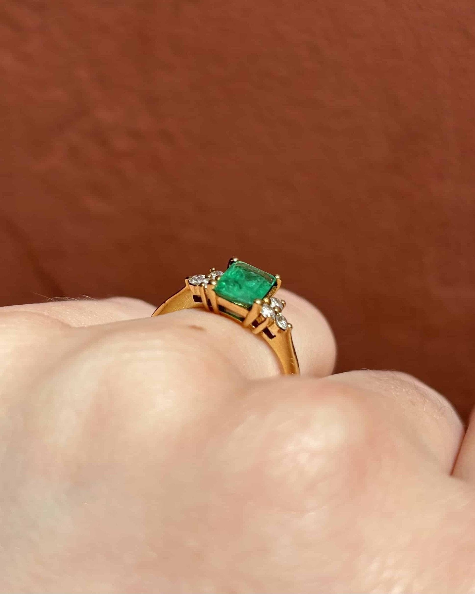 Bague Trilogie Emeraude 0.85 carat &amp; Diamants "Aimee" - Elliade Paris