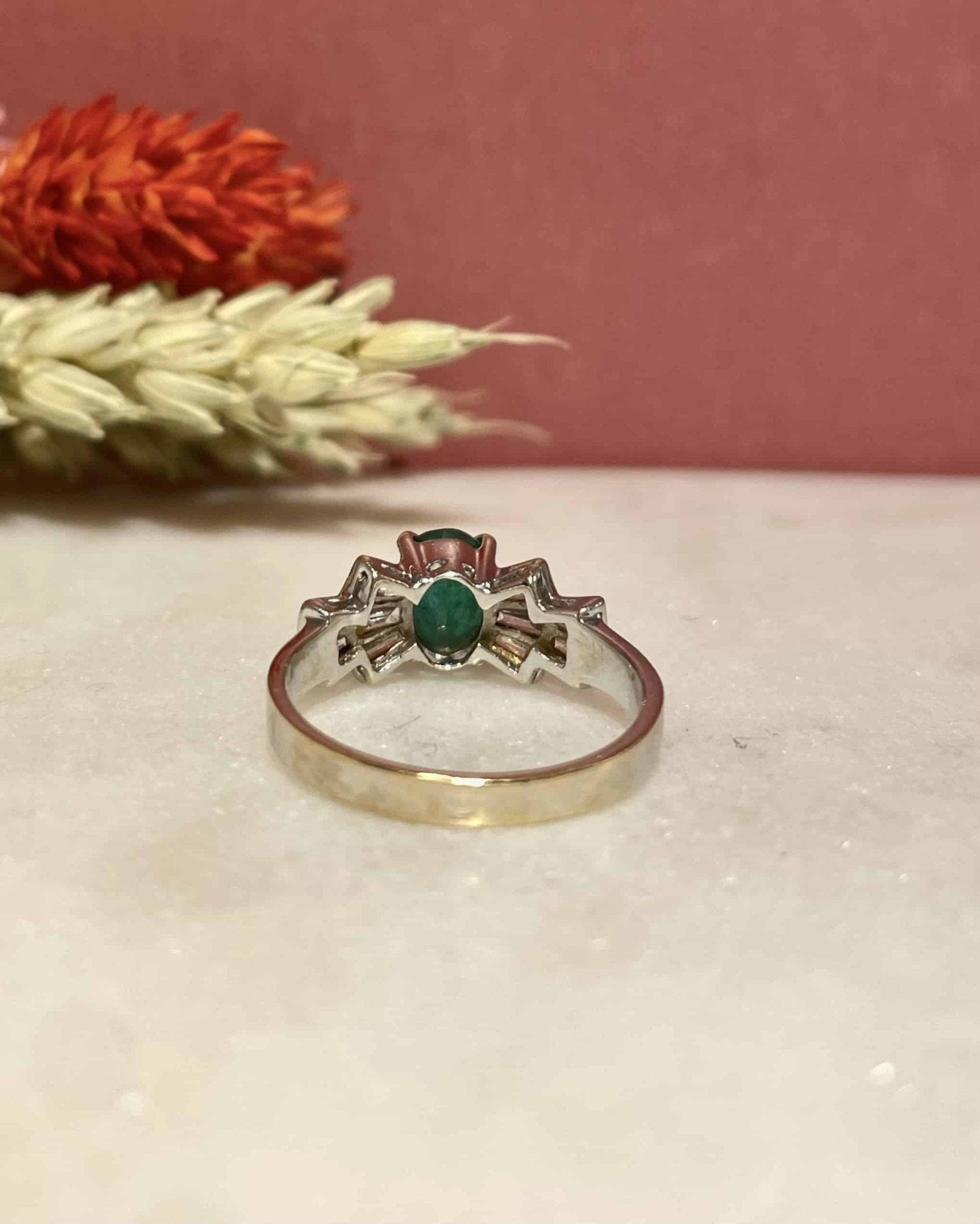 Bague Trilogie Emeraude 0.85 carat &amp; Diamants Baguette "Svetlana" - Elliade Paris
