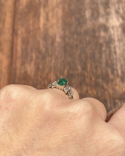 Bague Trilogie Emeraude 0.85 carat &amp; Diamants Baguette &quot;Svetlana&quot; - Elliade Paris
