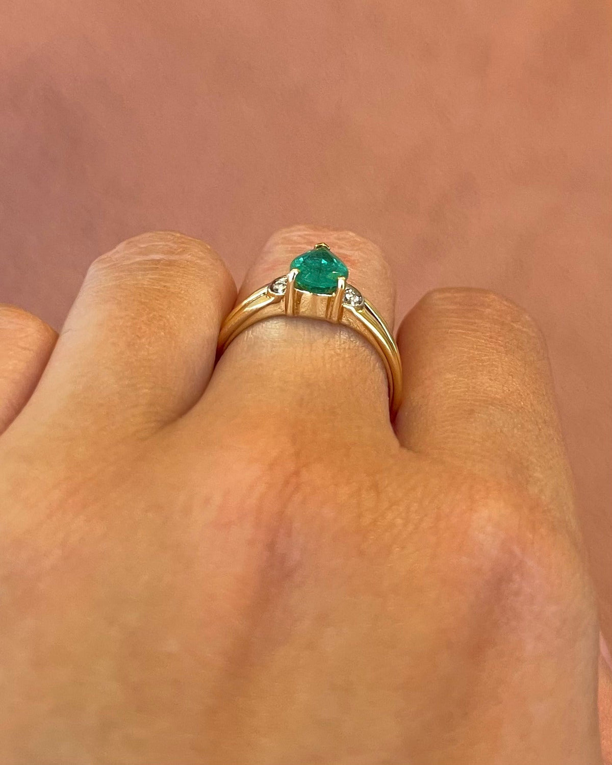 Bague Trilogie Émeraude 0.85 carat &amp; Diamants "Camilla" - Elliade Paris