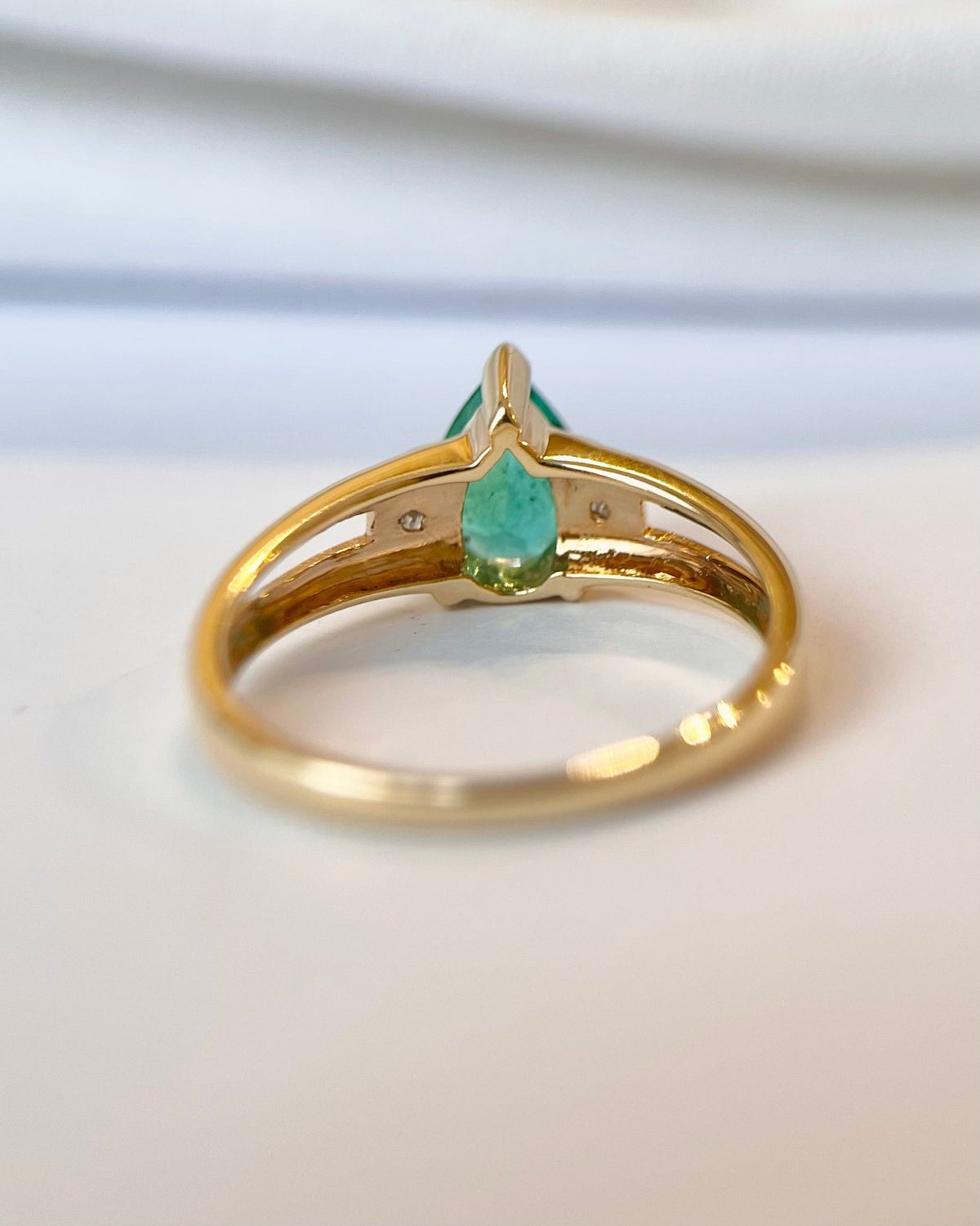 Bague Trilogie Émeraude 0.85 carat &amp; Diamants "Camilla" - Elliade Paris