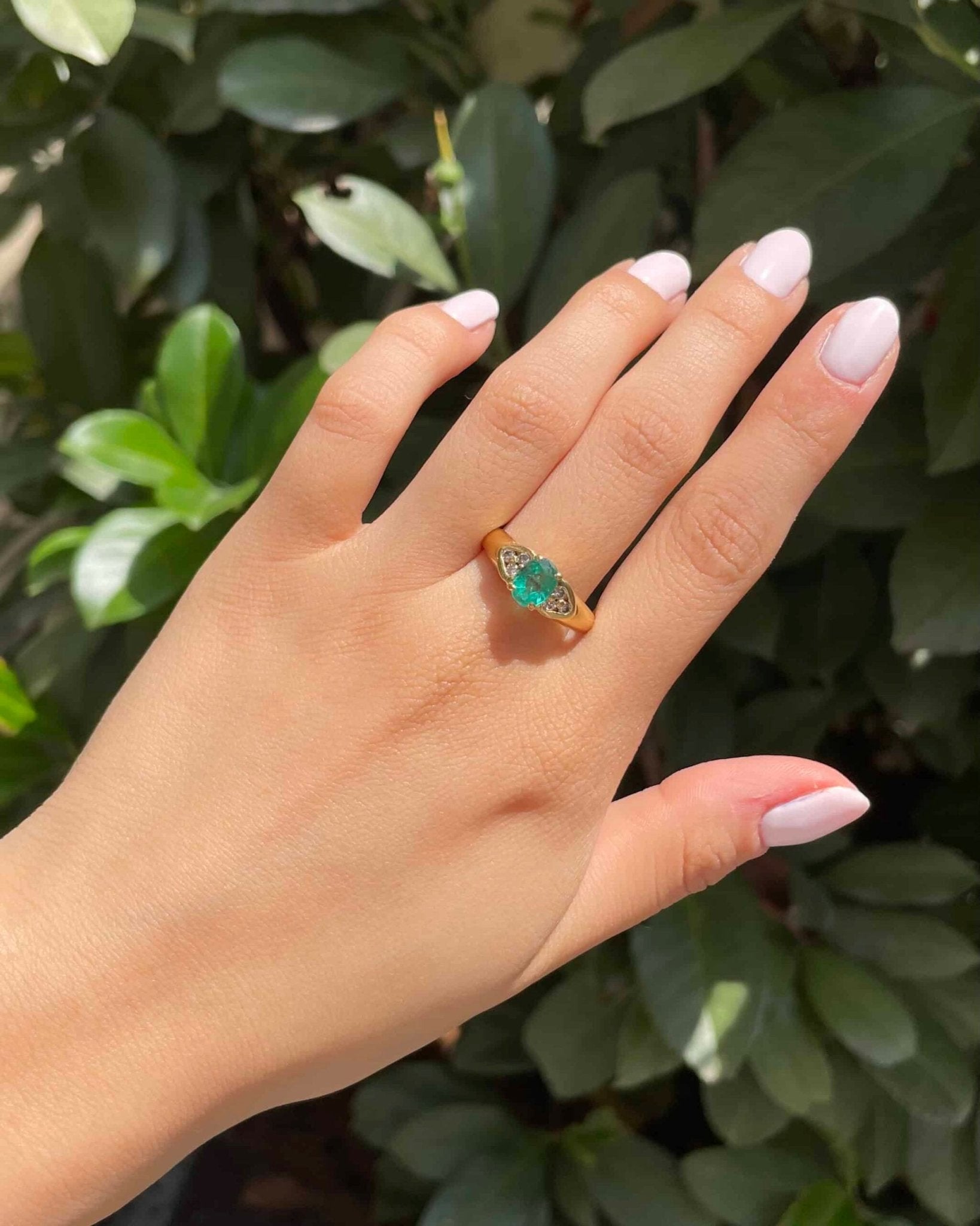Bague Trilogie Emeraude 0.85 carat &amp; Diamants "Daphné" - Elliade Paris