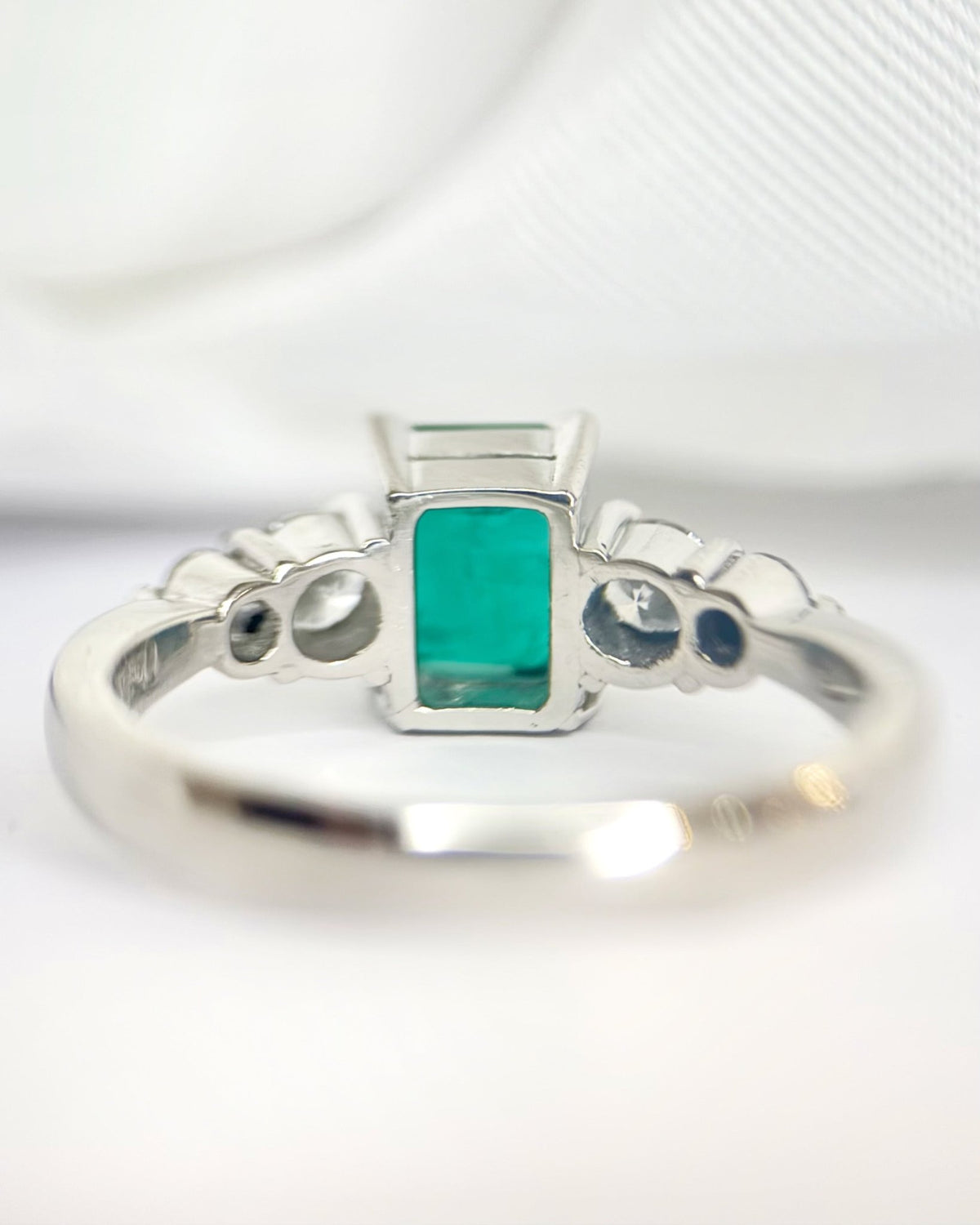 Bague Trilogie Émeraude 0.88 carat &amp; Diamants 0.34 carat "Margaux" - Elliade Paris