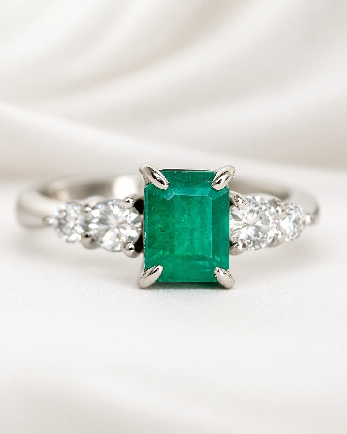 Bague Trilogie Émeraude 0.88 carat &amp; Diamants 0.34 carat "Margaux" - Elliade Paris