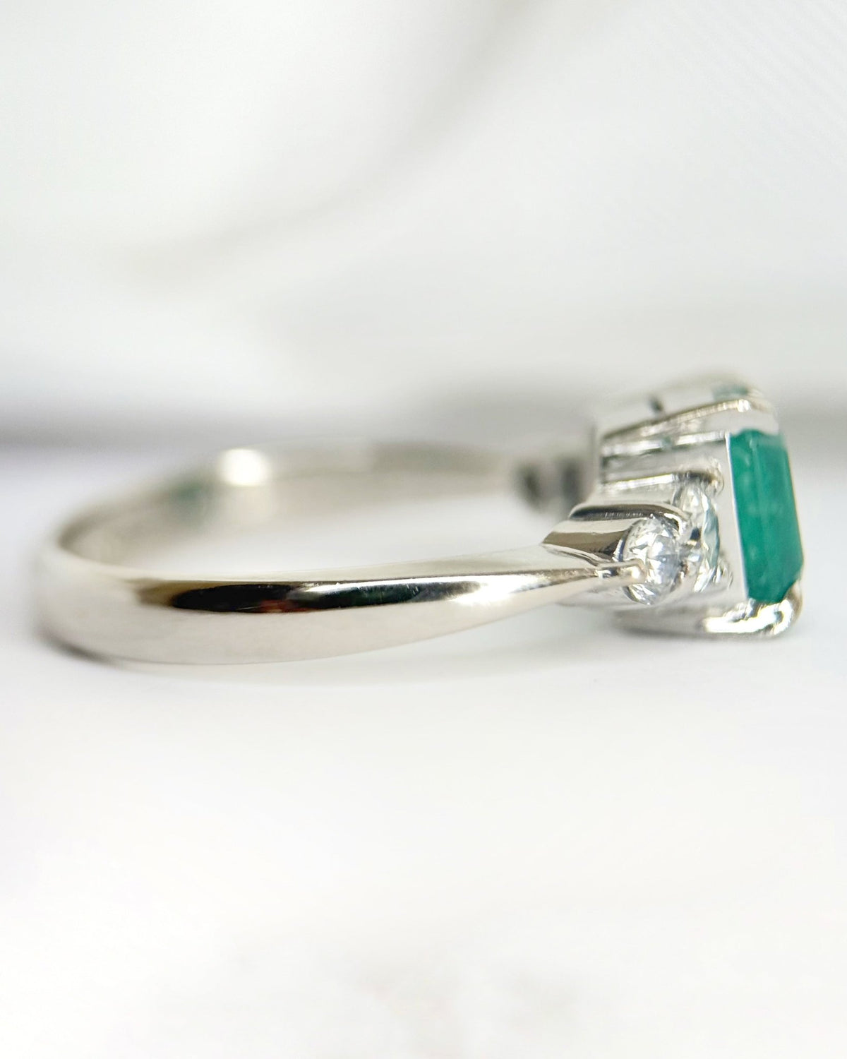 Bague Trilogie Émeraude 0.88 carat &amp; Diamants 0.34 carat "Margaux" - Elliade Paris