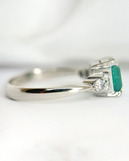 Bague Trilogie Émeraude 0.88 carat &amp; Diamants 0.34 carat "Margaux" - Elliade Paris