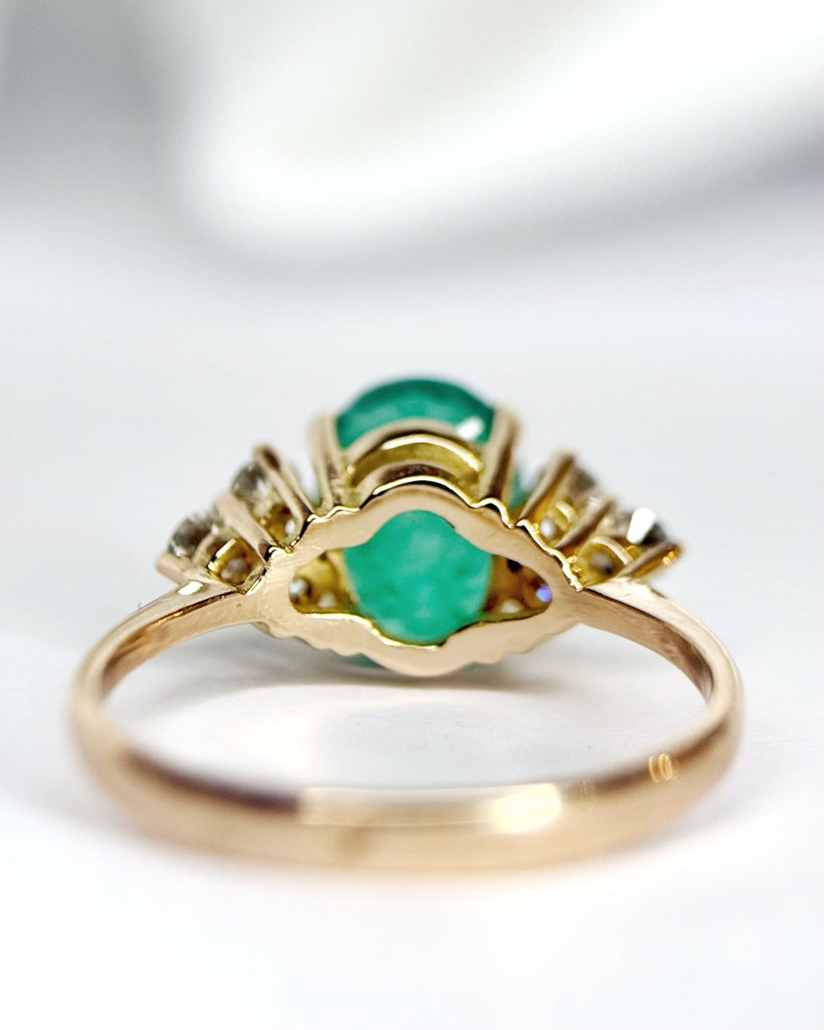 Bague Trilogie Émeraude 0.90 carat &amp; Diamants 0.30 carat "Monica" - Elliade Paris
