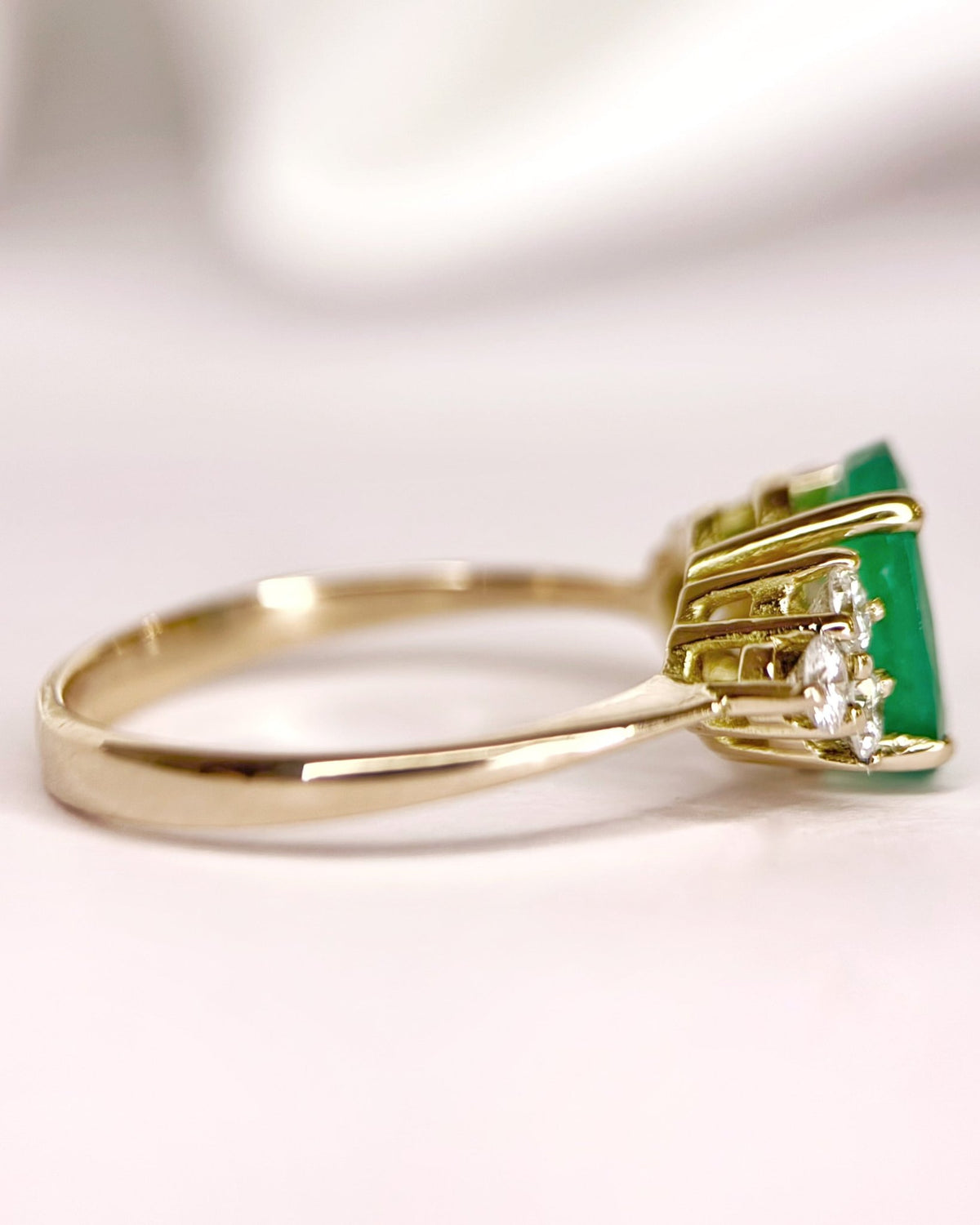 Bague Trilogie Émeraude 0.90 carat &amp; Diamants 0.30 carat "Monica" - Elliade Paris
