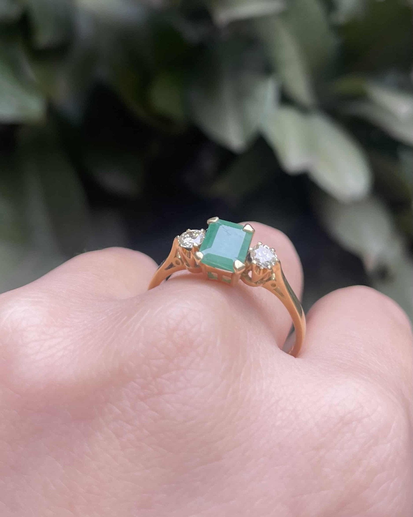 Bague Trilogie Émeraude 0.90 carat &amp; Diamants "Anna" - Elliade Paris