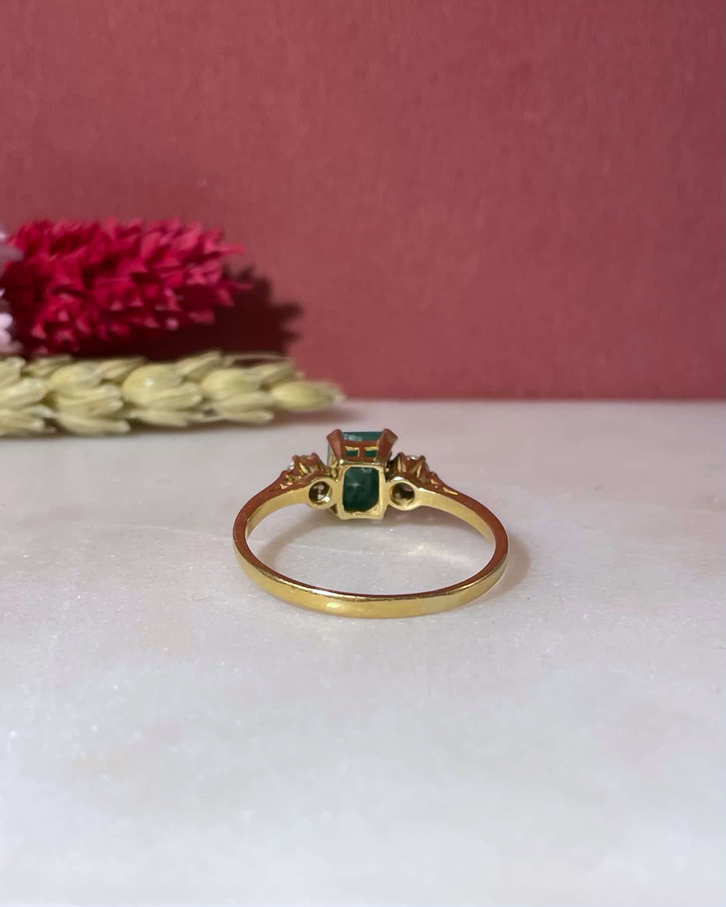 Bague Trilogie Émeraude 0.90 carat &amp; Diamants "Anna" - Elliade Paris
