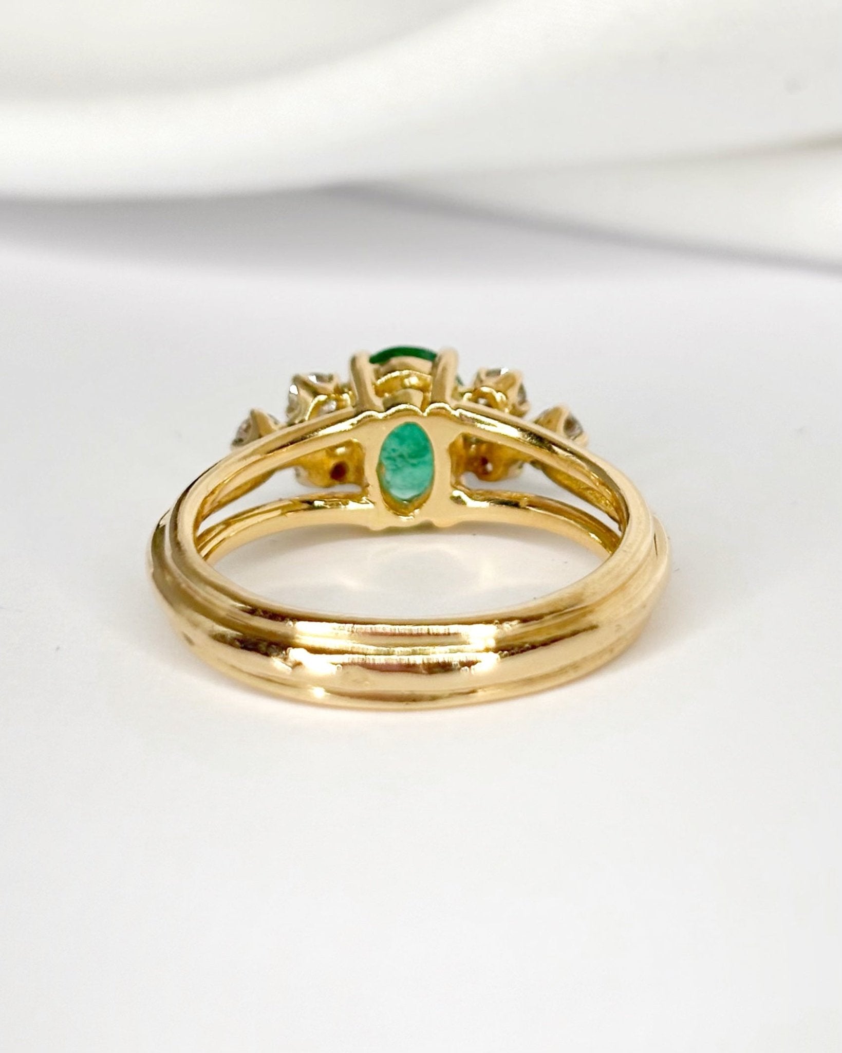 Bague Trilogie Émeraude 0.94 carat &amp; Diamants 0.30 carat "Cléa" - Elliade Paris