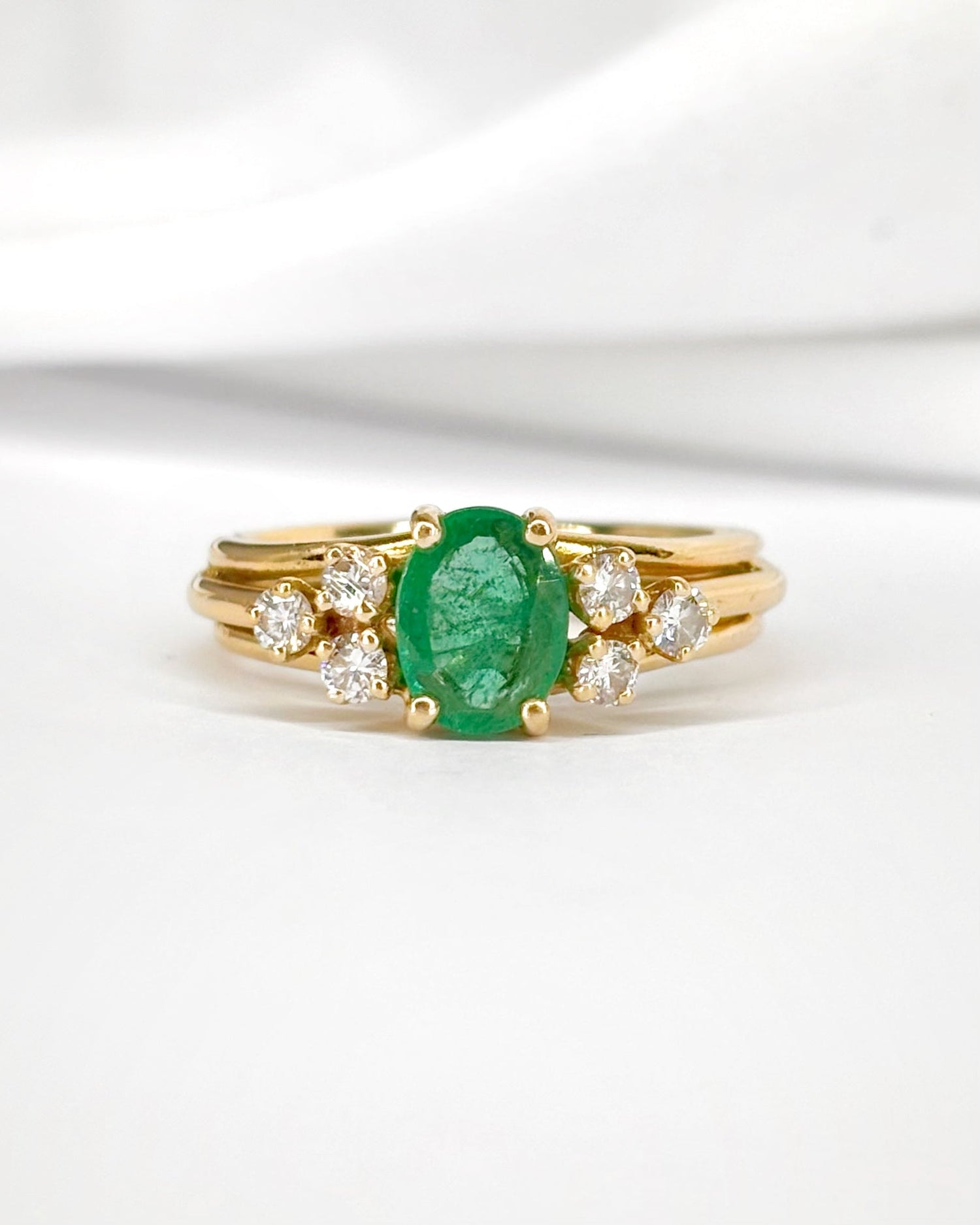 Bague Trilogie Émeraude 0.94 carat &amp; Diamants 0.30 carat "Cléa" - Elliade Paris