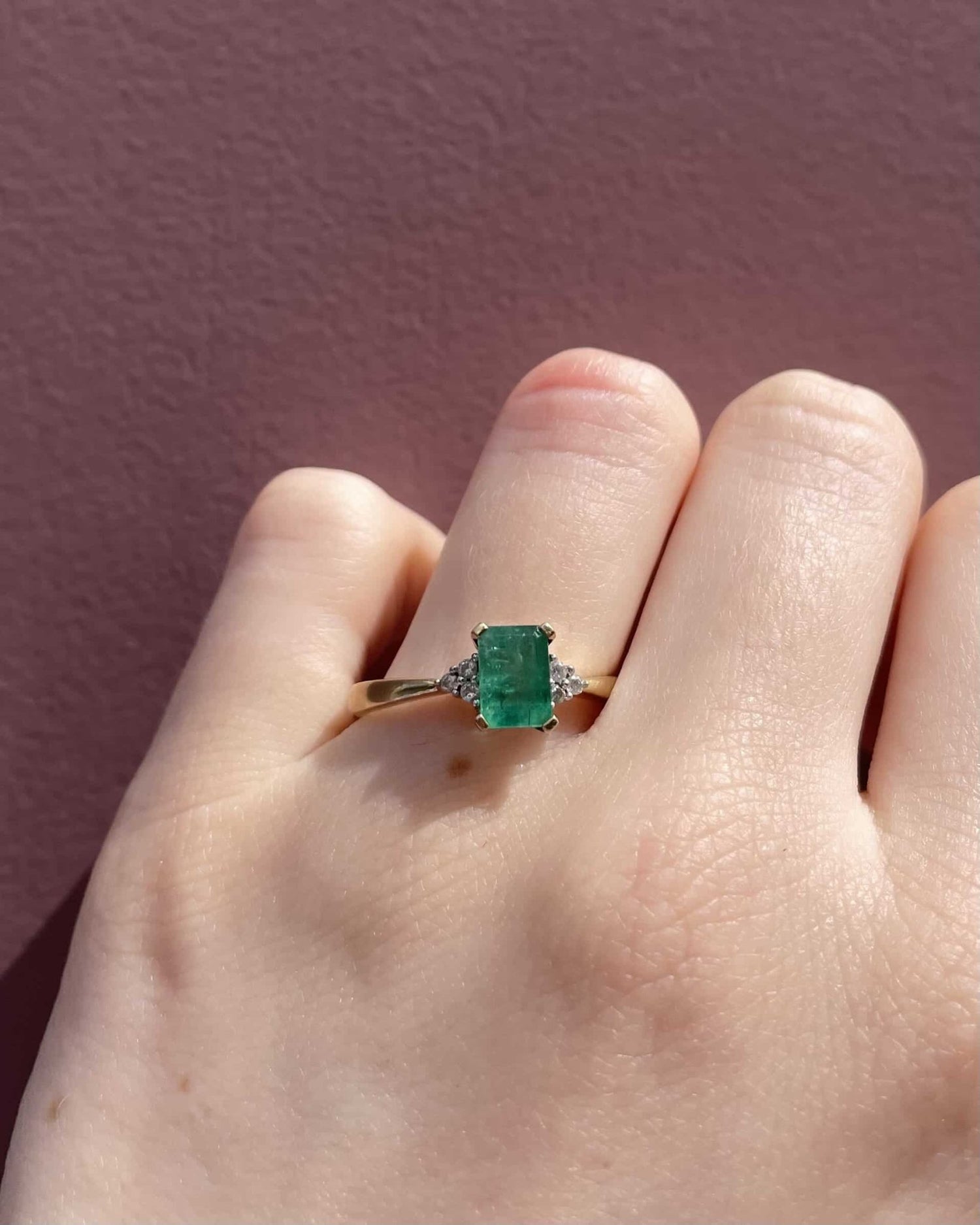 Bague Trilogie Emeraude 0.95 carat &amp; Diamants &quot;Flavia&quot; - Elliade Paris