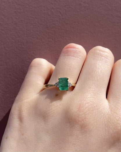 Bague Trilogie Emeraude 0.95 carat &amp; Diamants &quot;Flavia&quot; - Elliade Paris