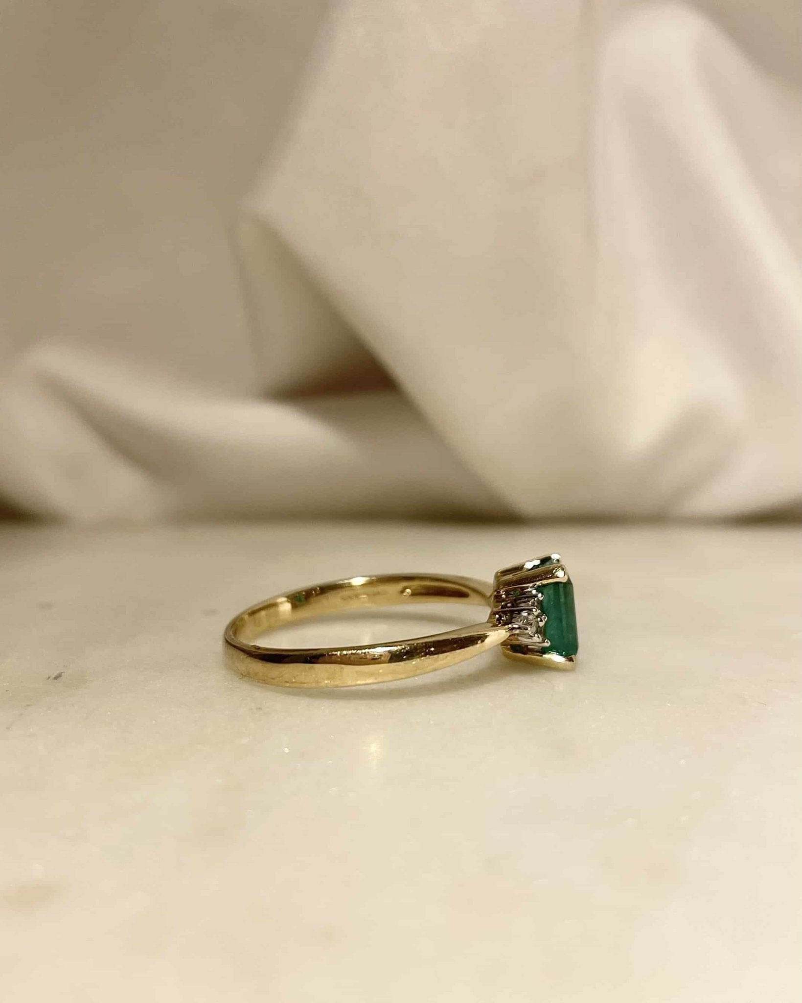 Bague Trilogie Emeraude 0.95 carat &amp; Diamants "Flavia" - Elliade Paris