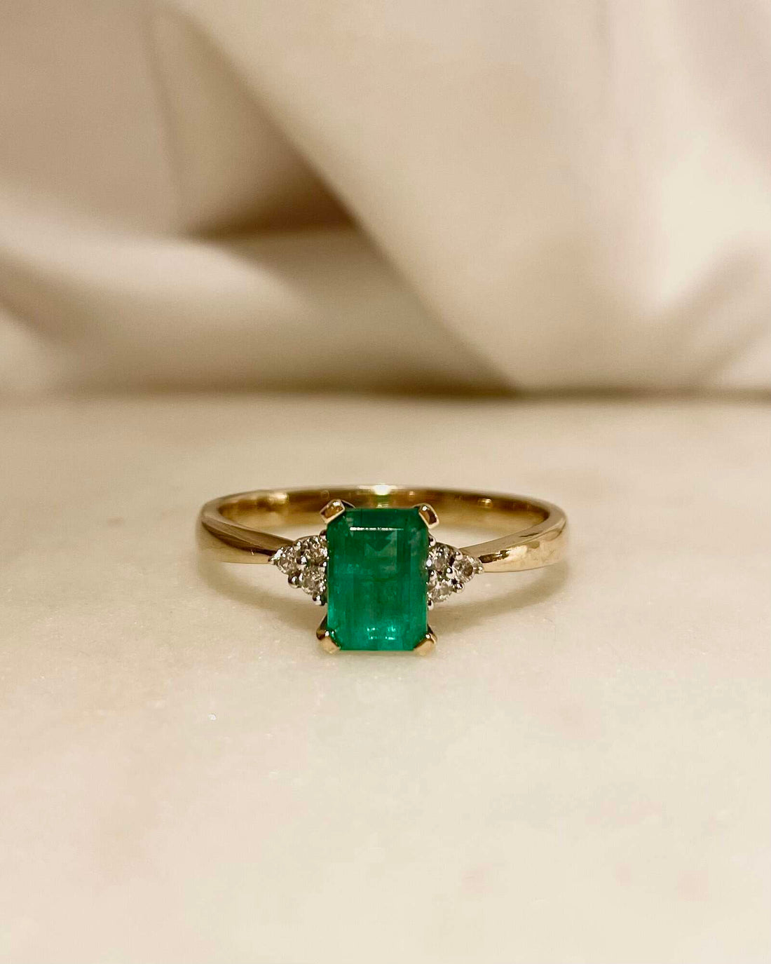 Bague Trilogie Emeraude 0.95 carat &amp; Diamants &quot;Flavia&quot; - Elliade Paris