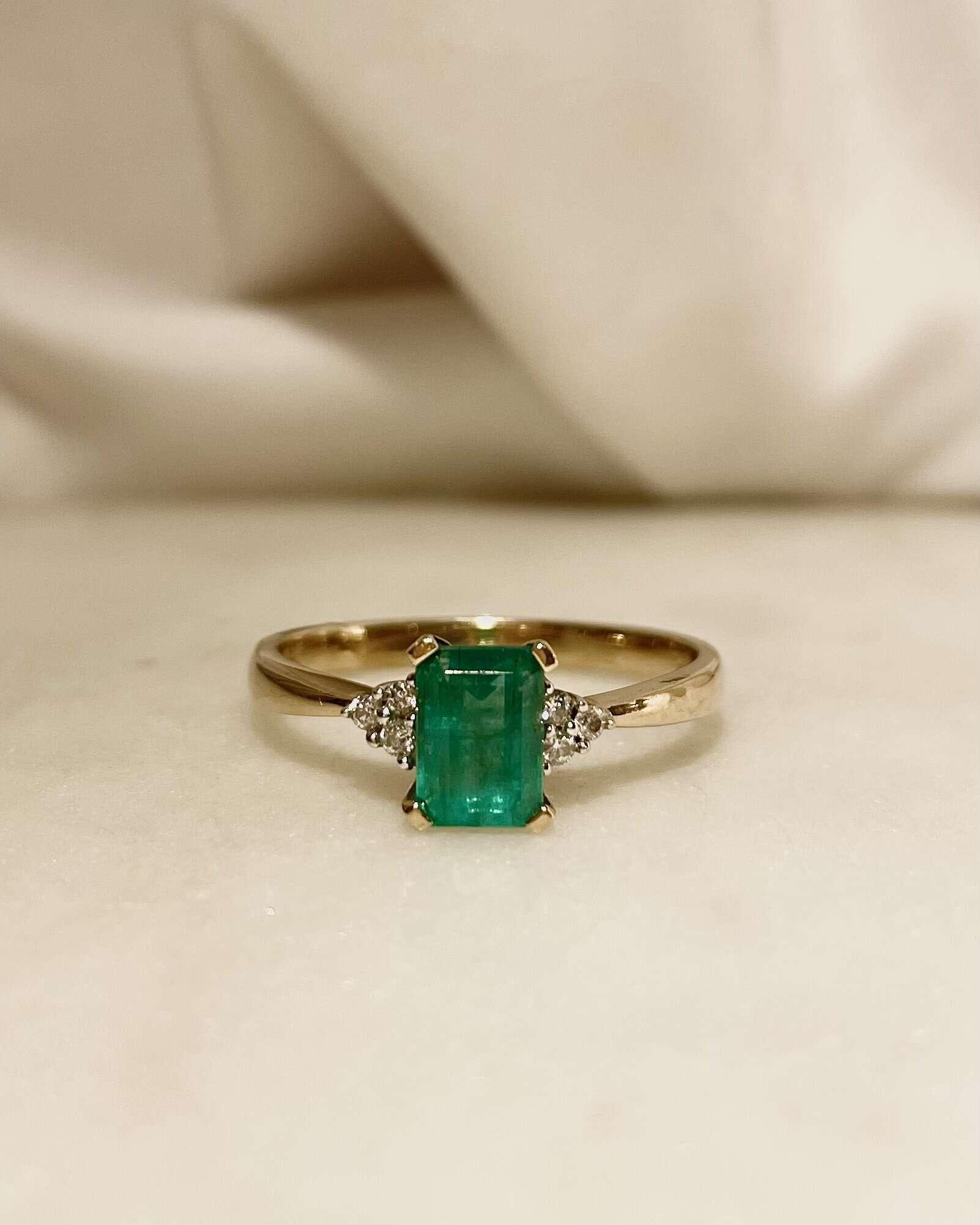 Bague Trilogie Emeraude 0.95 carat &amp; Diamants "Flavia" - Elliade Paris