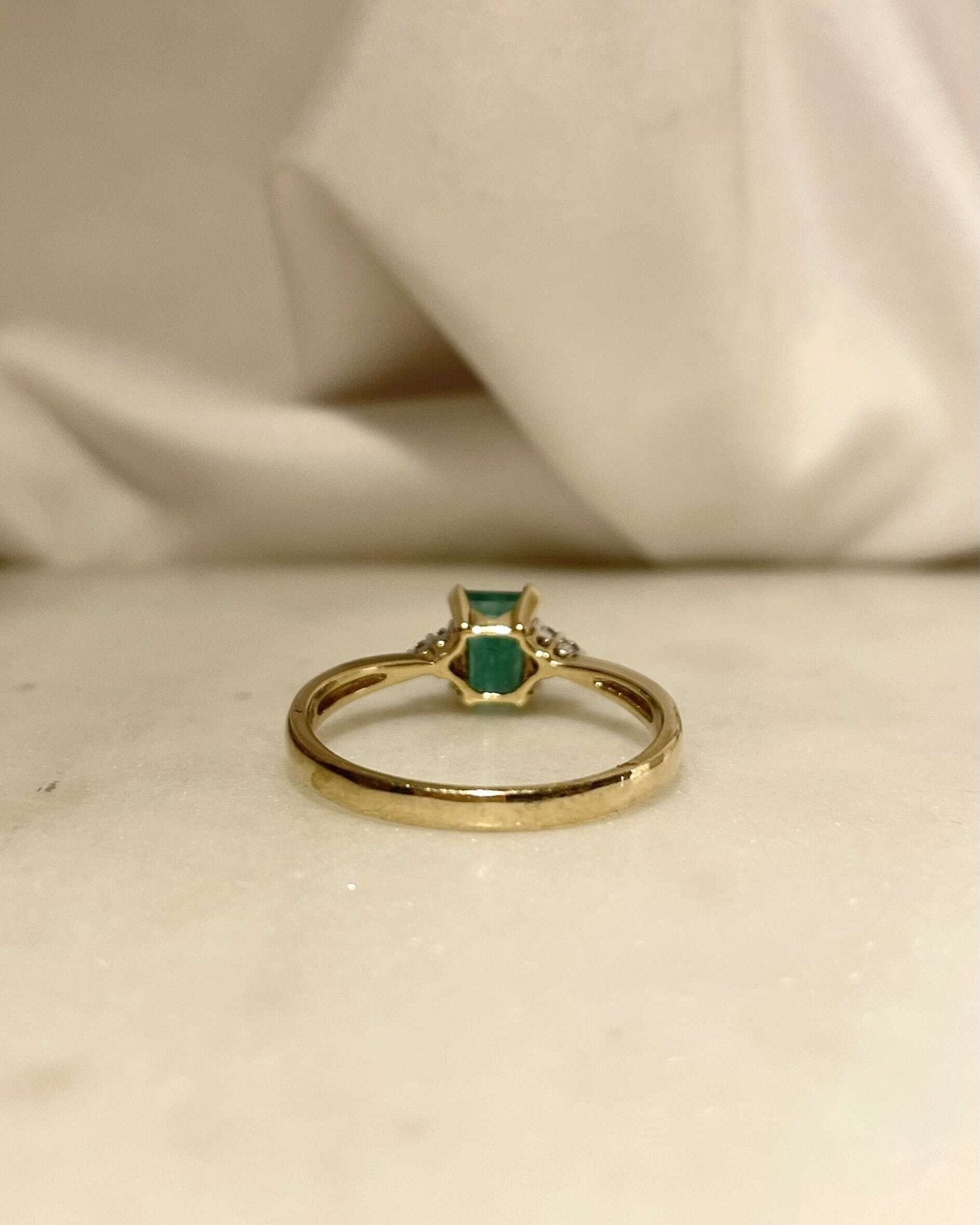 Bague Trilogie Emeraude 0.95 carat &amp; Diamants "Flavia" - Elliade Paris