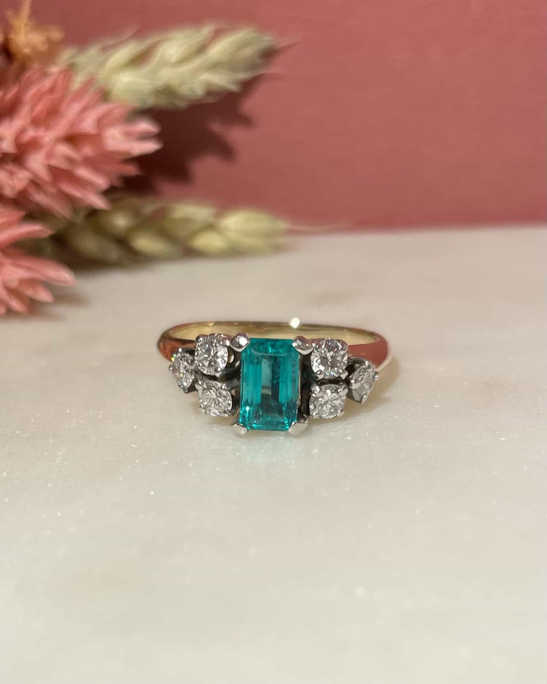 Bague Trilogie Emeraude 1 carat &amp; Diamants 0.54 carat &quot;Mely&quot; - Elliade Paris