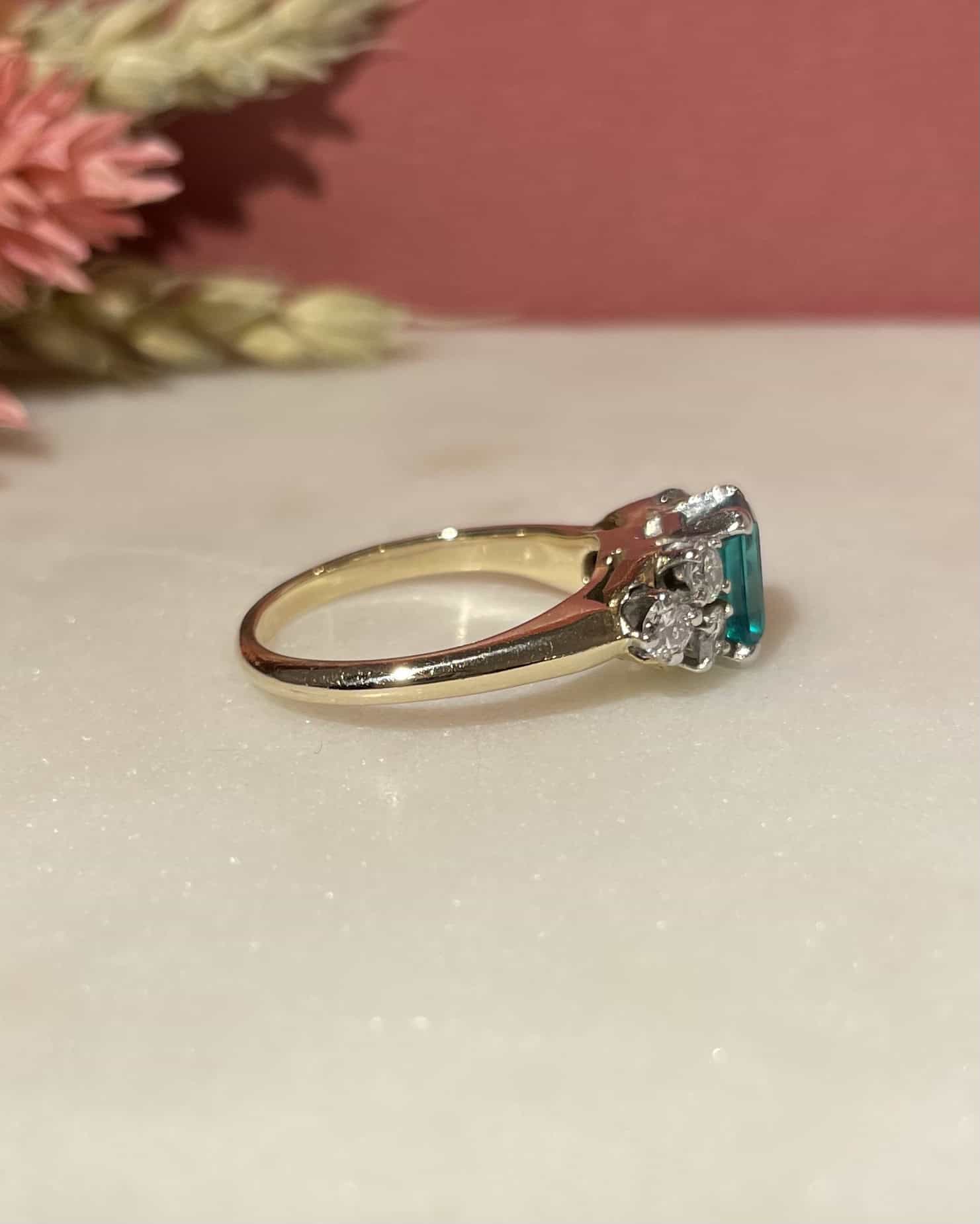 Bague Trilogie Emeraude 1 carat &amp; Diamants 0.54 carat "Mely" - Elliade Paris