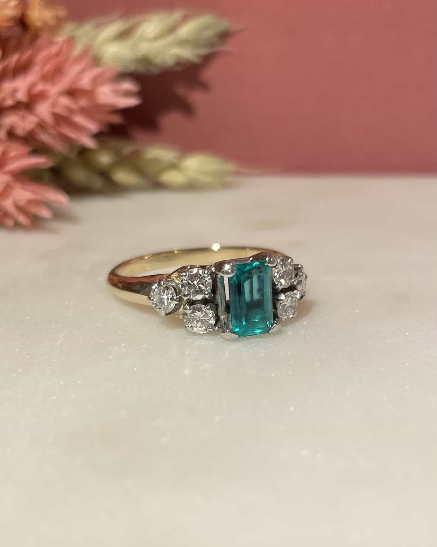 Bague Trilogie Emeraude 1 carat &amp; Diamants 0.54 carat "Mely" - Elliade Paris