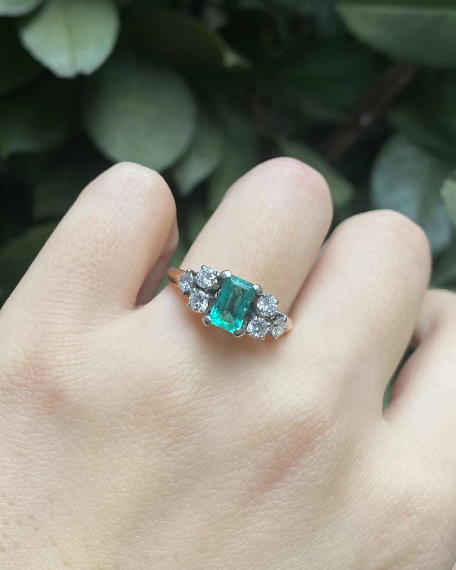 Bague Trilogie Emeraude 1 carat &amp; Diamants 0.54 carat &quot;Mely&quot; - Elliade Paris