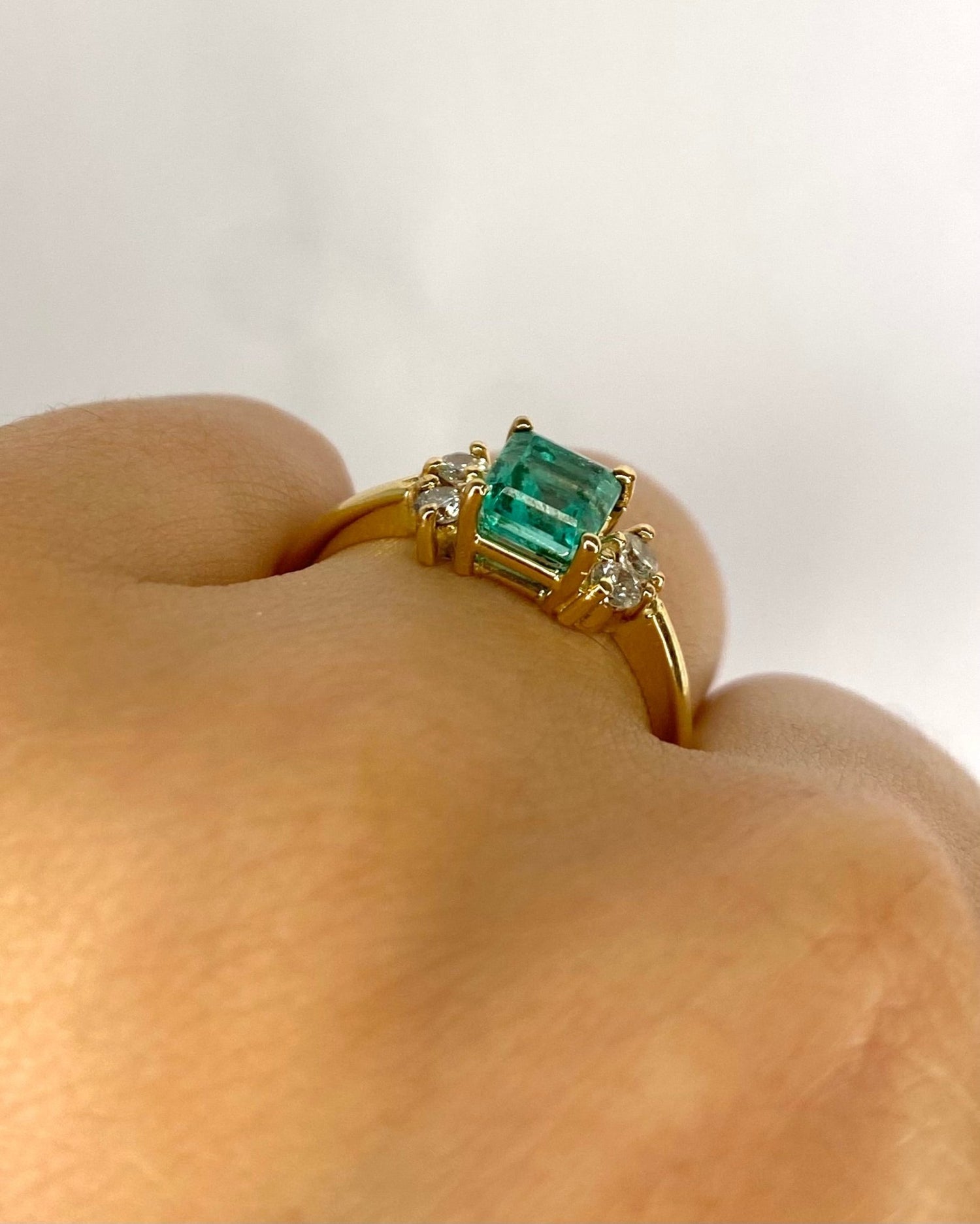 Bague Trilogie Émeraude 1.10 carat &amp; Diamants 0.20 carat "Cybille" - Elliade Paris