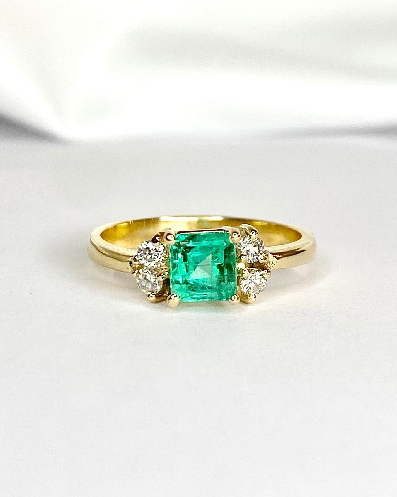 Bague Trilogie Émeraude 1.10 carat &amp; Diamants 0.20 carat "Cybille" - Elliade Paris