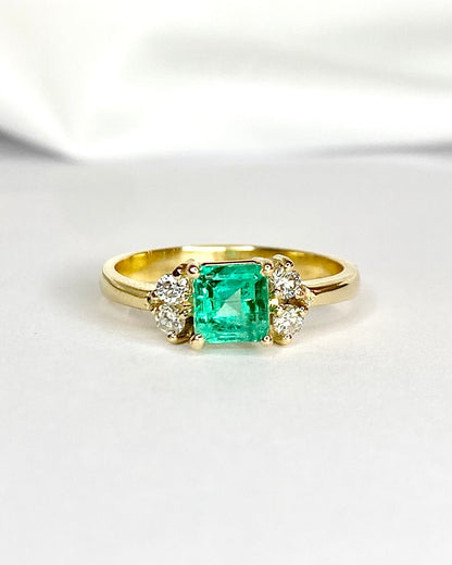 Bague Trilogie Émeraude 1.10 carat &amp; Diamants 0.20 carat "Cybille" - Elliade Paris