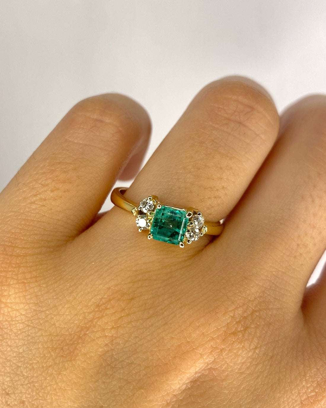 Bague Trilogie Émeraude 1.10 carat &amp; Diamants 0.20 carat "Cybille" - Elliade Paris